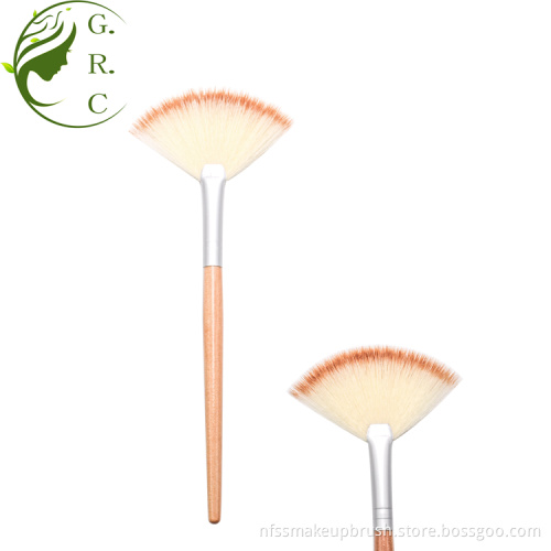 Best Highlighting Fan Brushes Makeup